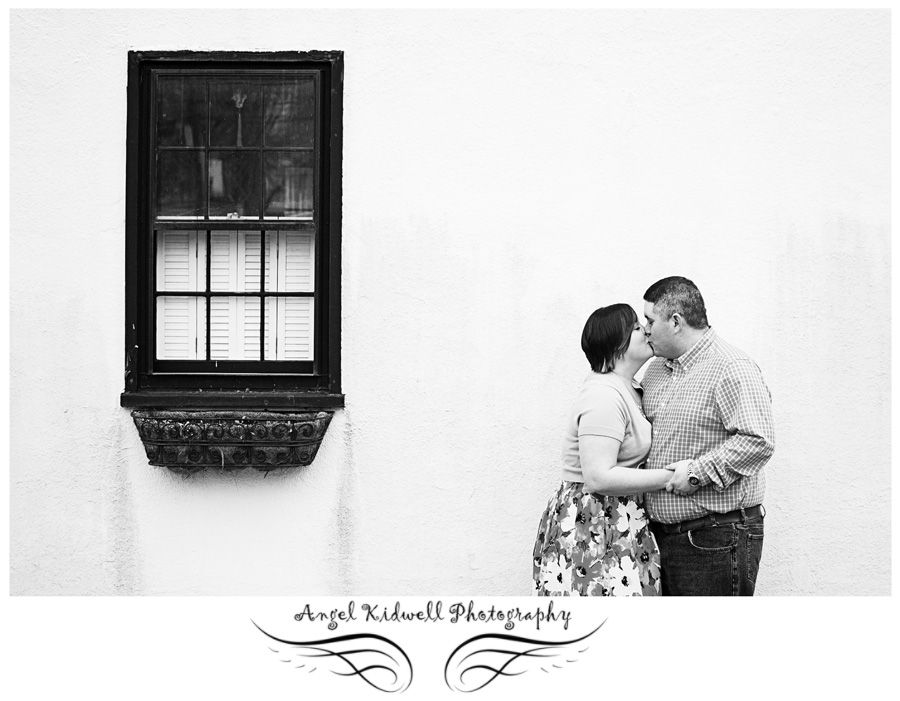 Downtown Annapolis, couple kissing in downtown annapolis