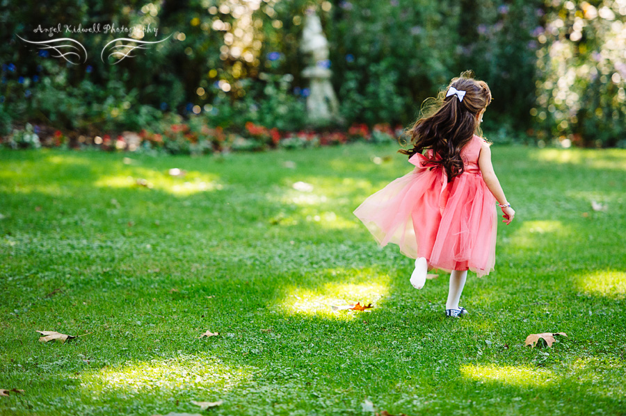 gramercy mansion wedding, baltimore wedding photographer, maryland wedding photographer, chuck taylor wedding shoes, birdcage vail, pink flower girl dress, royal blue bridesmaid dress, daisy bouquet