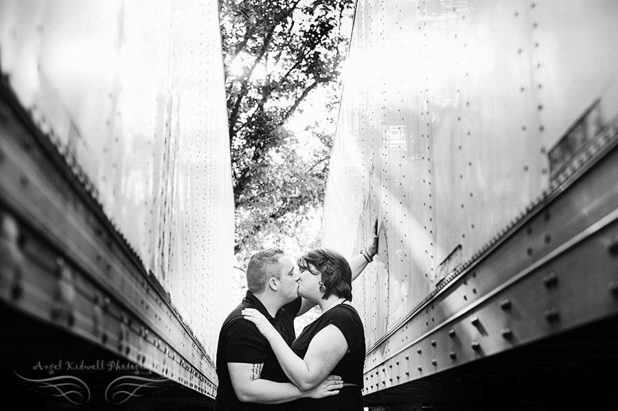 urban baltimore engagement photographers couple kissing
