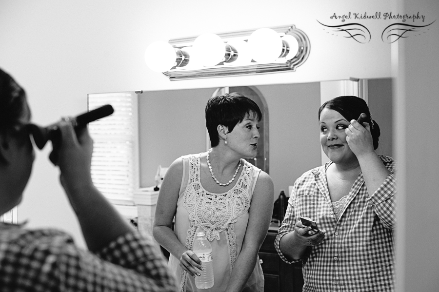 sisters getting ready on her wedding day in annapolis maryland