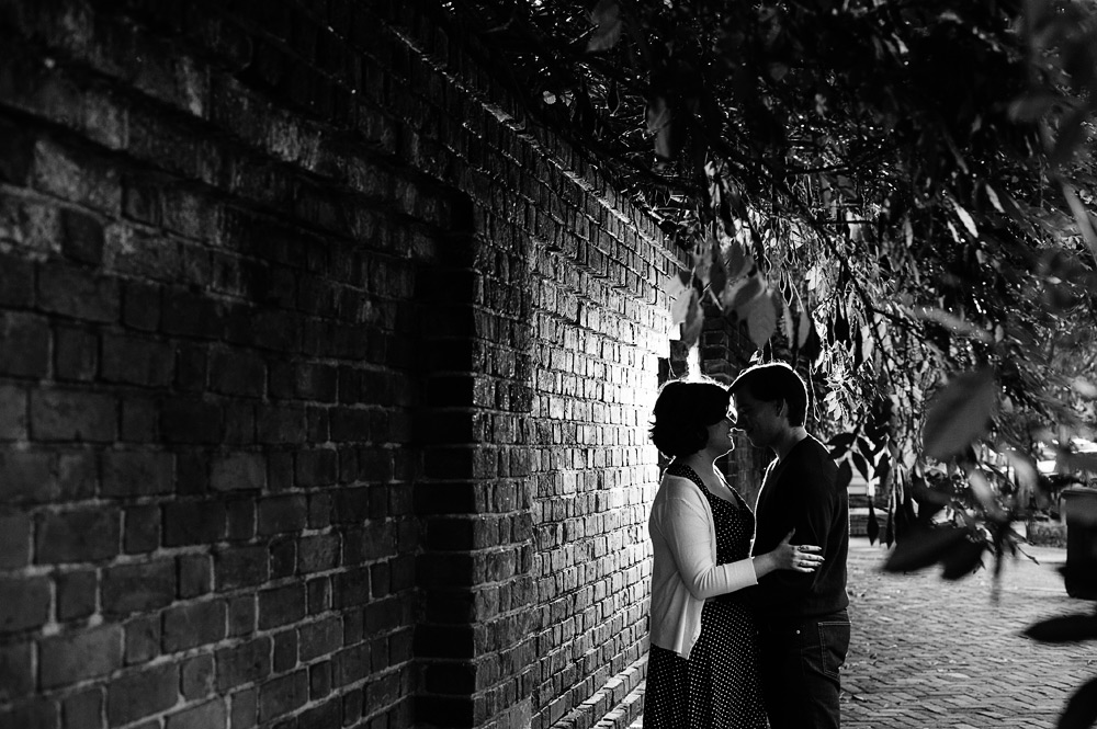 couple kissing in old town alexandria
