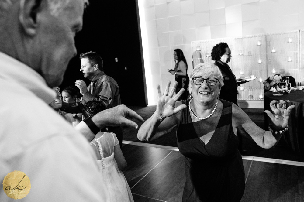 happy dance at the Sunset room National harbor wedding