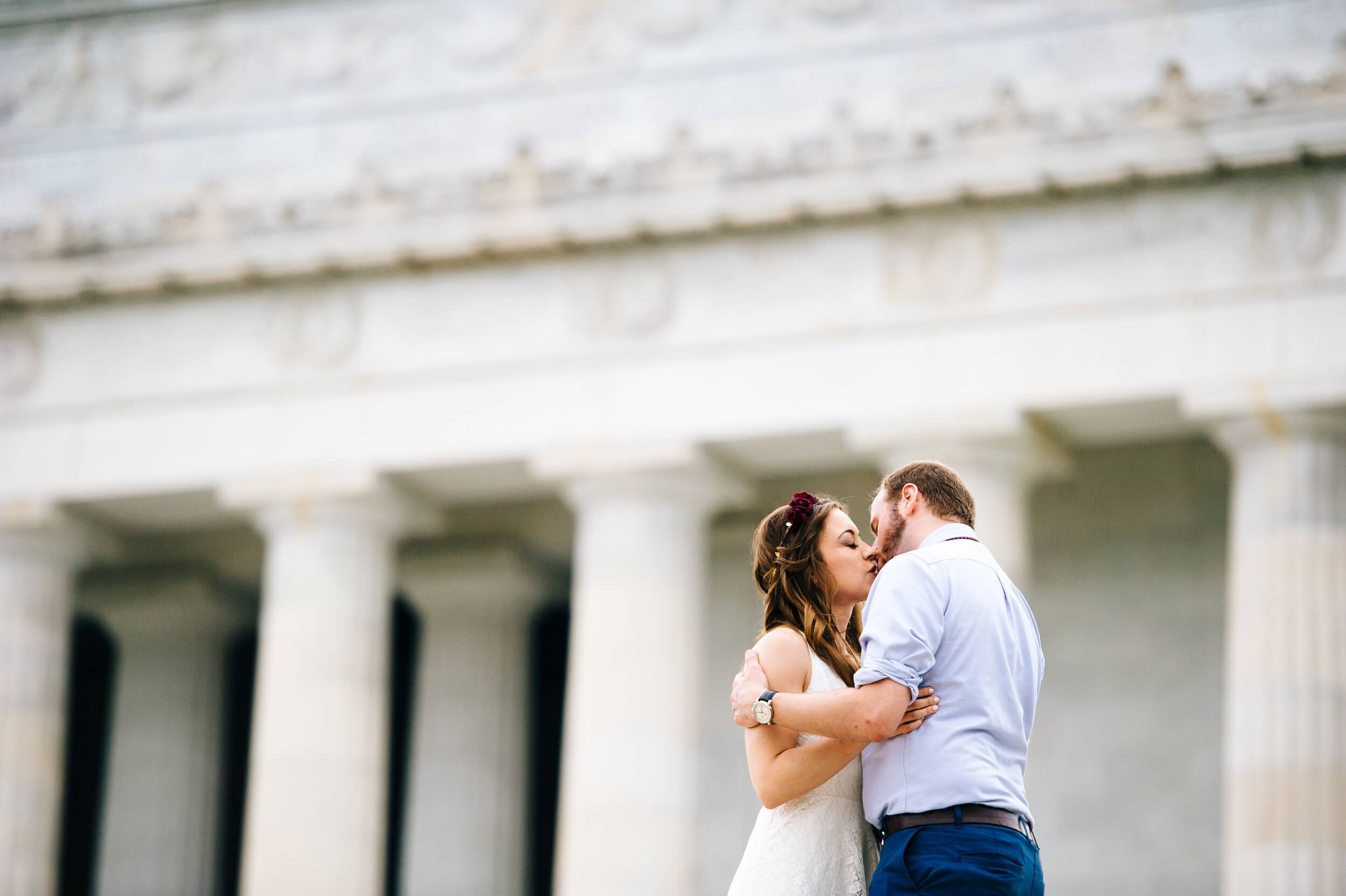 bride and groom kissing in front of the Lincoln memorial in washington dc